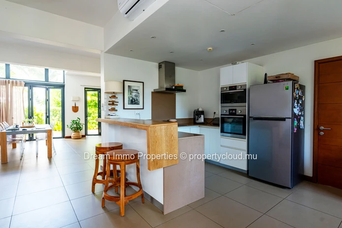 Élégant townhouse de 3 chambres avec rooftop vue mer dans un village entre mer et golf à Haute Rive – Ile Maurice