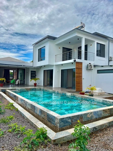 Vaste villa de 4 chambres sur 1477 M2 de jardin et piscine a calodyne
