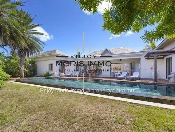 Villa contemporaine 4 chambres + bureau– Grand Baie | 330 m² | Piscine privée | Villa meublée