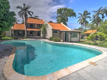 Villa de 3 chambres avec 1 studio avec piscine privée et un grand jardin. 