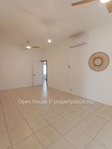 5-Bedroom Villa for Rent in Tamarin, 280m² Living Space, beach access