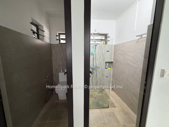 Maison Moderne à Vendre – Spacieuse et Bien Entretenue