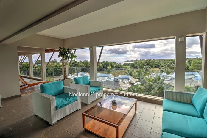 4-bed penthouse with sea view in a sought-after region. 
