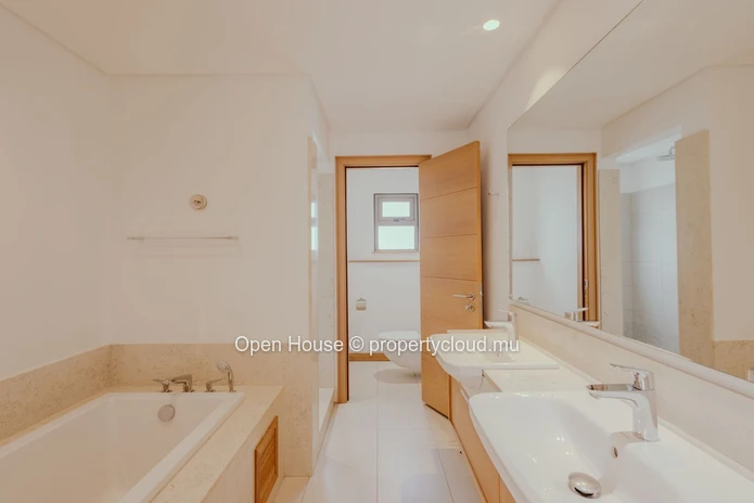 VILLA IRS à vendre à Mont Choisy, 485m² habitables, terrain de 750m², 4 chambres, piscine privée, Golf, services LP i...