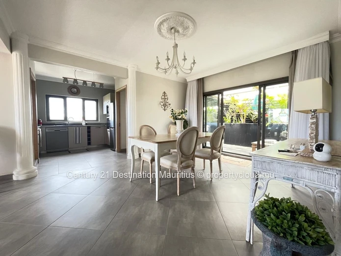 Exceptional Duplex Penthouse: 259 m² Just 200m from the Beach
