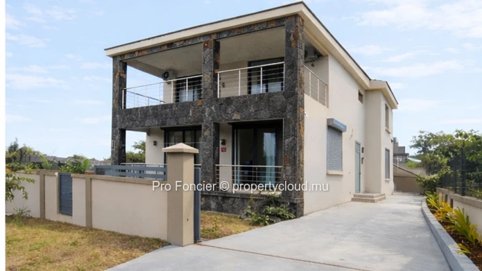 Maison à vendre à Bel Ombre – Belle maison à étage, vendue meublée, dans un environnement calme et paisible
