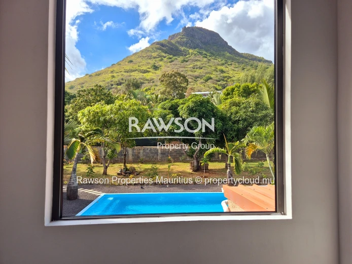 Superbe maison de 4 chambres entièrement rénovée à vendre | Piscine à débordement avec vue imprenable sur la montagne...
