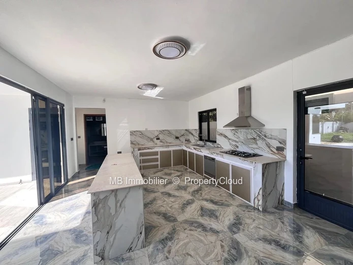 Spacieuse Villa à Louer à Bain Boeuf, Maurice: Propriété de 5 chambres avec piscine