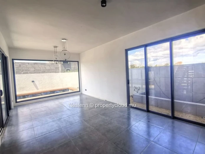 Villa moderne de 4 chambres : intérieur non meublé, cuisine entièrement équipée