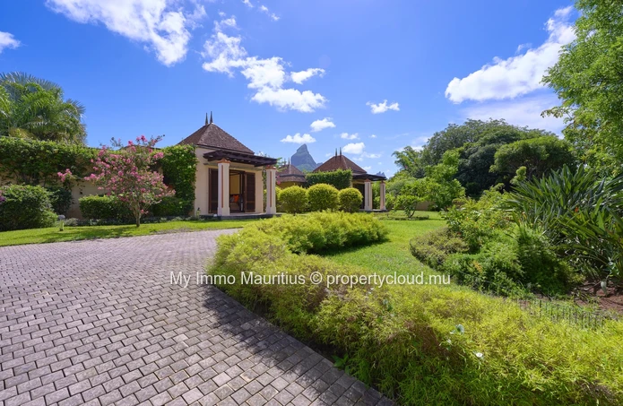 High-End Villa on Tamarina Golf Course – Exclusive Estate