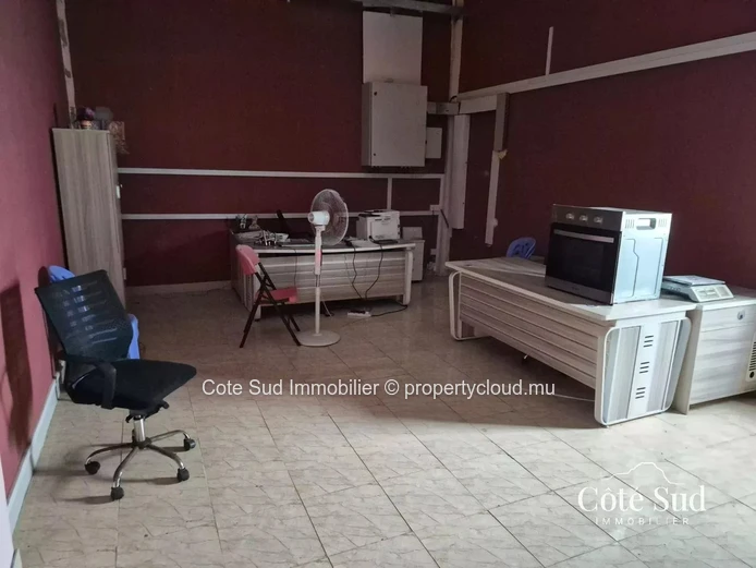 Spacious Retail Space with Internet in Trois Boutiques