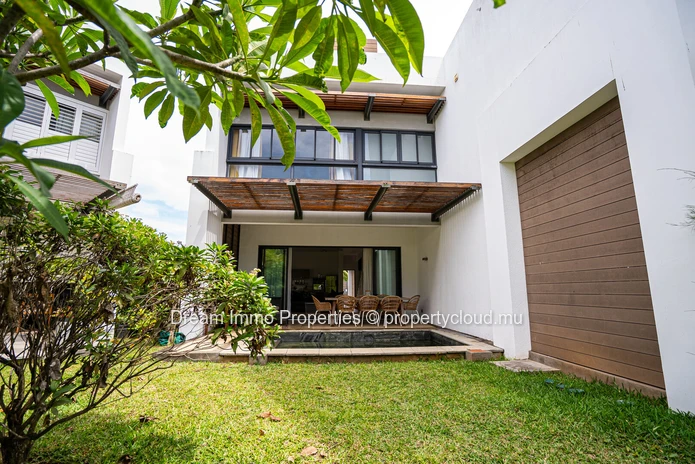 Spacious 3-bedroom duplex with private pool and riverfront garden in Black River – Mauritius