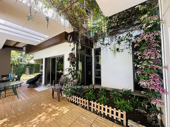 À vendre : Une œuvre contemporaine avec un terrain expansif et un cadre de vie de luxe.