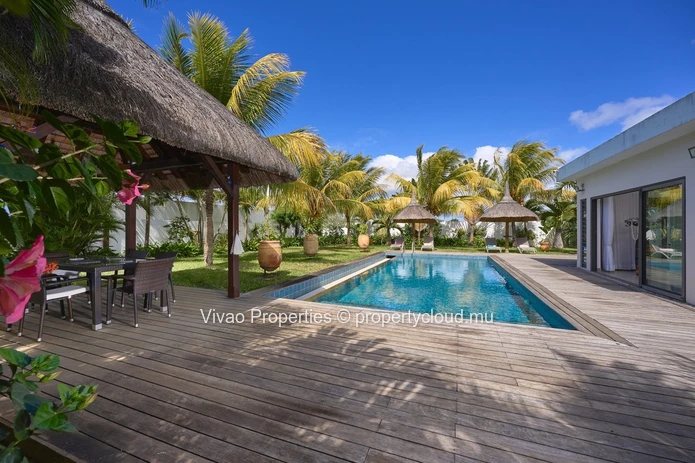 RES villa, accessible to non-Mauritians, for sale in Grand Baie, 362m² of living space, 1,185m² plot, 4 bedrooms, off...