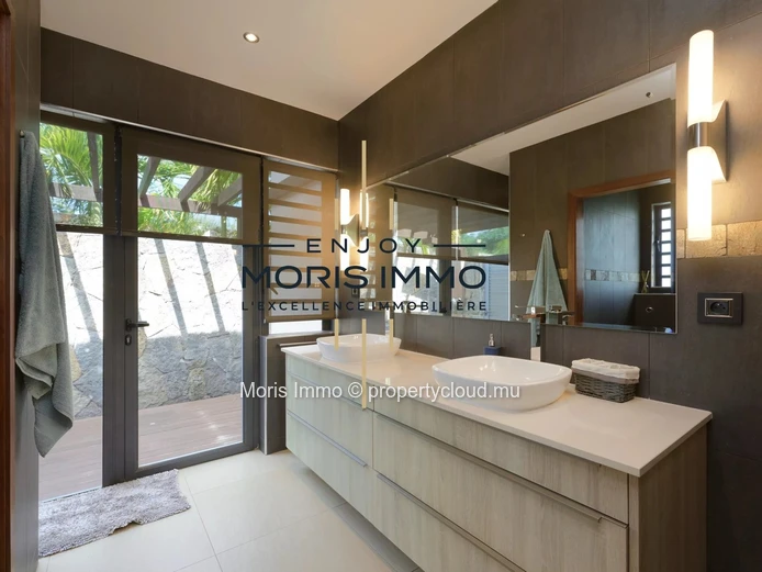 Superbe villa moderne de  4 chambres avec piscine