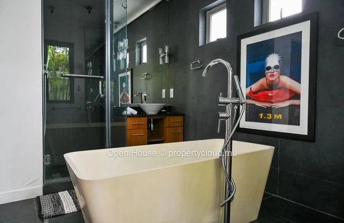 Contemporary villa facing the sea, with beach access, 3 ensuite bedrooms, swimming pool, and gym.