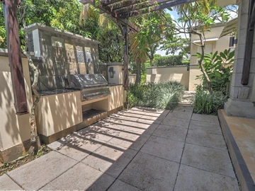 Spectacular colonial-style 4-bed villa 