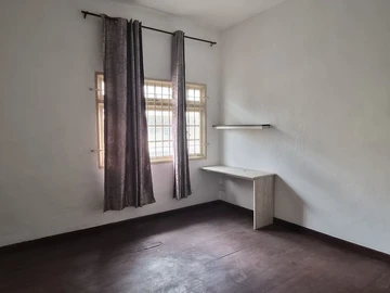 8 Bedroom Building