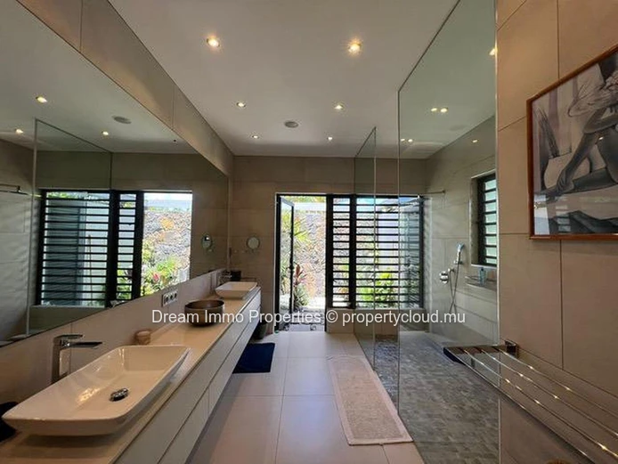 Superbe Villa Style Balinais Avec Grande Piscine A Grand Baie - Ile Maurice