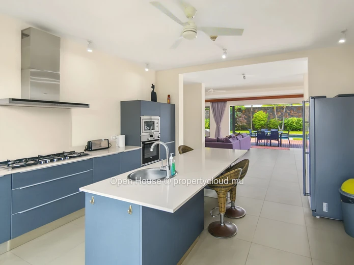 À vendre à Péreybère très belle villa de 3 chambres, 1 bureau, jardin avec gazebo et piscine privée. Accessible à tous.