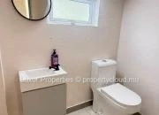 À LOUER | Duplex Moderne de 2 Chambres à Trou aux Biches