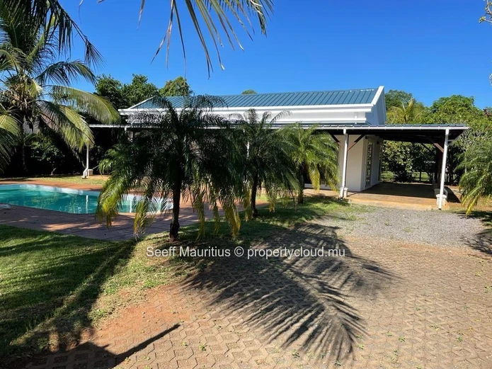 Charmante maison familiale avec jardin, piscine et arbres fruitiers à Roches Noires