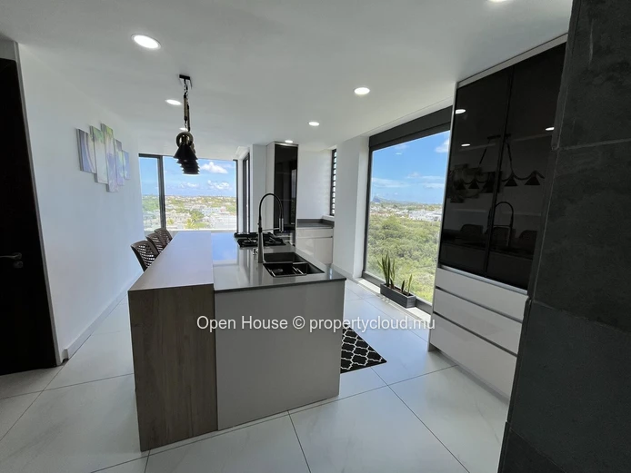 3-bedroom penthouse with private pool for rent in Péreybère