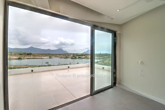 4-bedroom penthouse with sea and mountain views