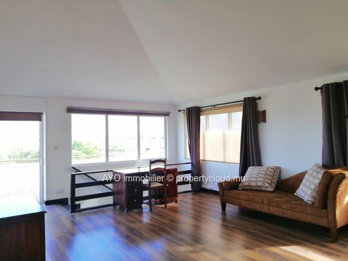 Spacious penthouse in a secure residence in Pereybere
