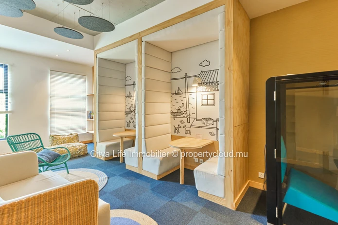 Bureau à vendre à Calebasses, 548m², meublé et climatisé, proche écoles, arrêt de bus et hôpital, coup de cœur, Rs.