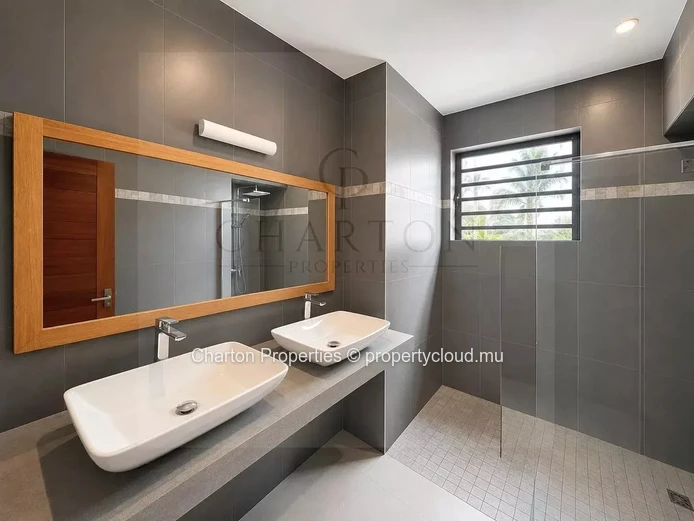 Two-bedroom apartment with shared pool near Peyrebère beaches