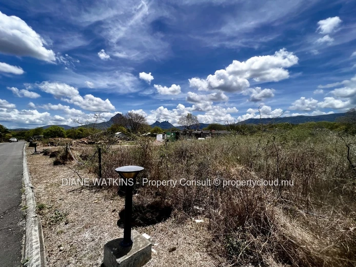 Beautiful residential plot overlooking the Mountains for sale