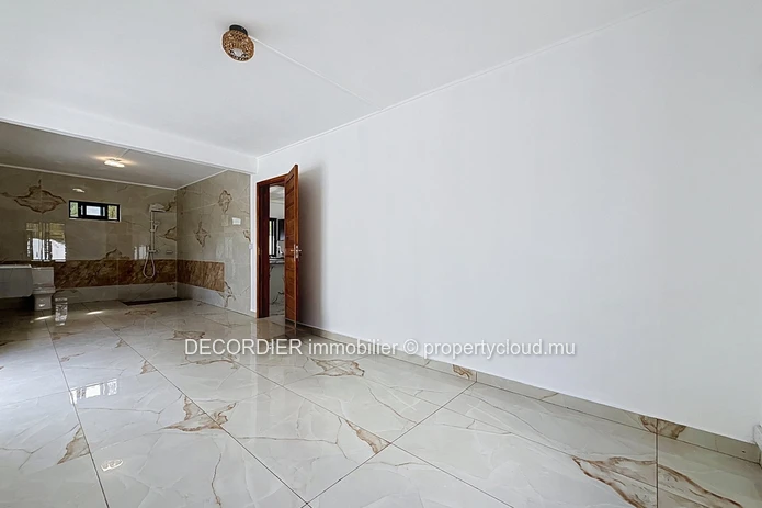 À VENDRE – Maison de plain-pied avec piscine et grand jardin