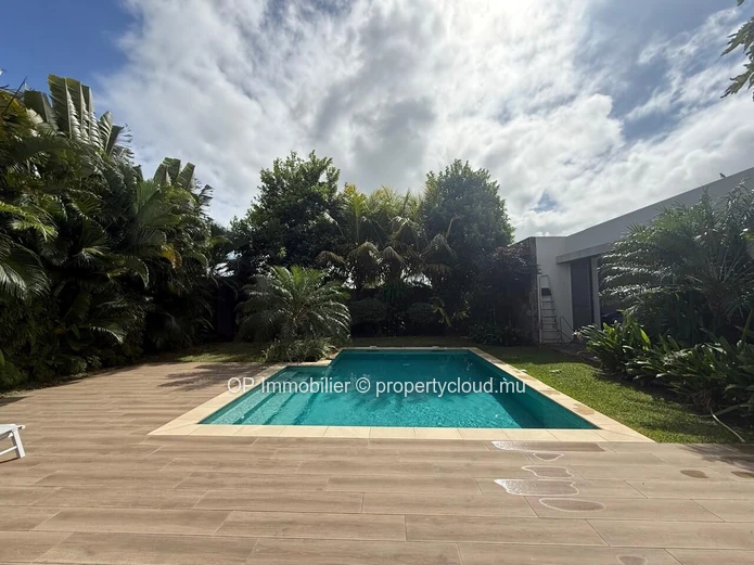 Maison meublée 4 chambres avec piscine à louer à Petit Raffray