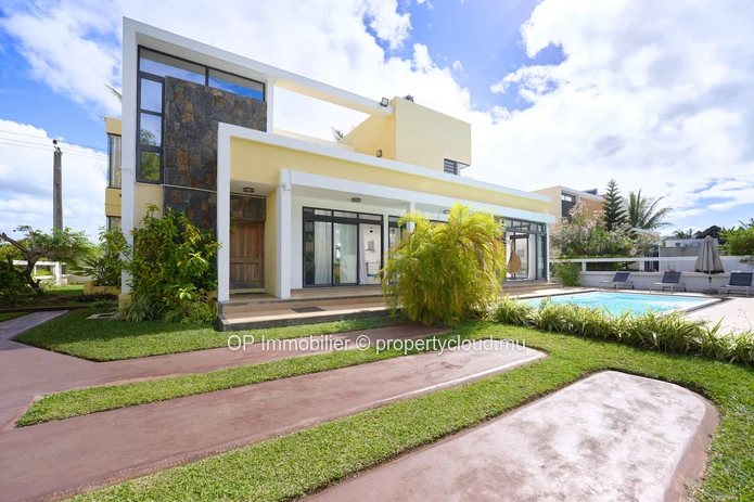 Maison 4 chambres avec piscine à vendre à Belle Mare 279m²