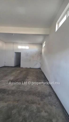 Commercial space for sale in L'Escalier, 165m² livable on a 2,122m² plot, with parking and yard. Concrete constructio...