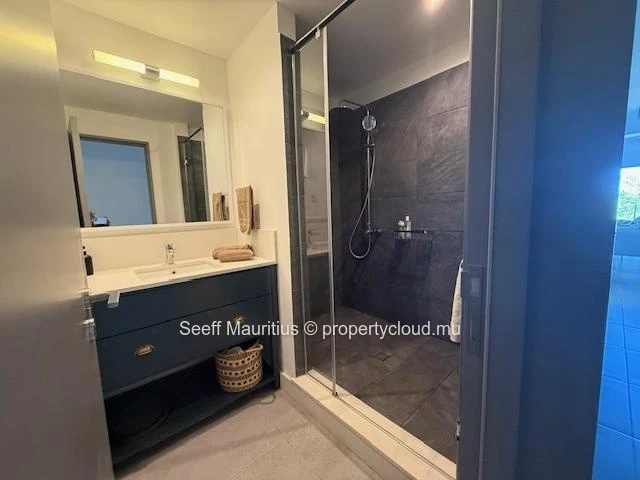 Appartement d'exception en rez-de-chaussée – Élégance, sérénité et art de vivre côtier 