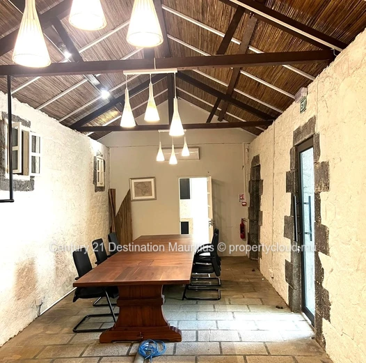 Bâtiment Commercial, Bureaux Ou Résidentiel Sur Un Grand Terrain