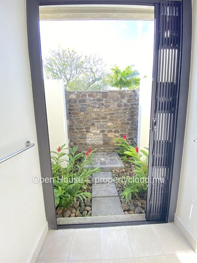 LOCATION - Somptueuse villa meublée avec piscine et vaste jardin arboré au cœur de la forêt de Daruty - 4 CHAMBRES