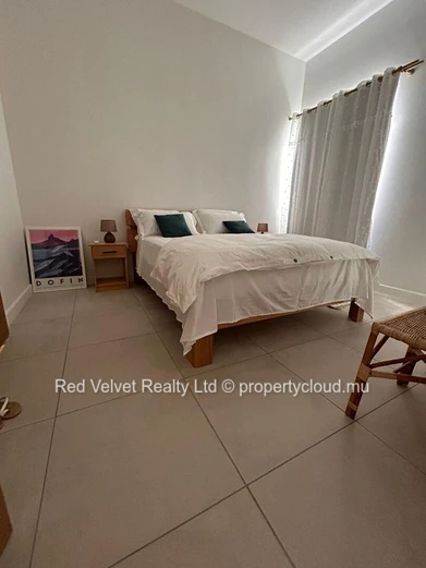 Appartement en bord de mer à louer à Grand Gaube | 3 chambres avec salles de bain attenantes | Terrasse et jardin
