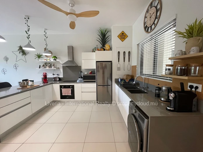 Élégant Appartement au Rez-de-Chaussée de 2 Chambres