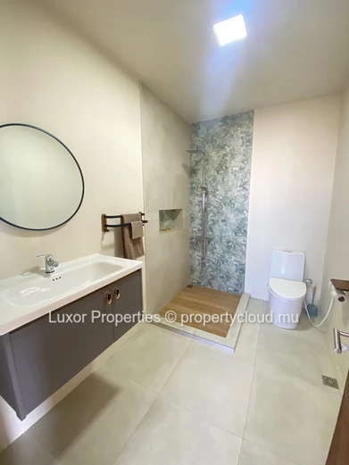 Appartement Neuf de Deux Chambres avec Vue Mer dans le Sud