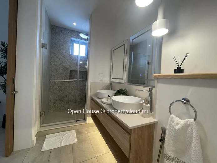 Appartement pieds dans l'eau à louer (meublée) à Grand Gaube, 250m², 3 chambres, piscine commune, proche plage, vue m...