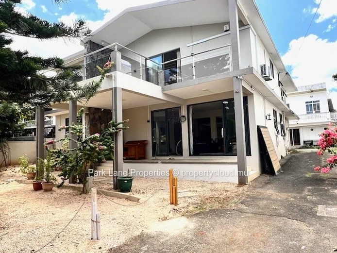 Belle Rose : Deux maisons modernes sur un terrain idéal, alliant confort et sécurité