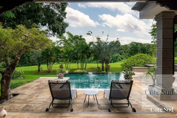 Villa for sale with view of the golf course and forest