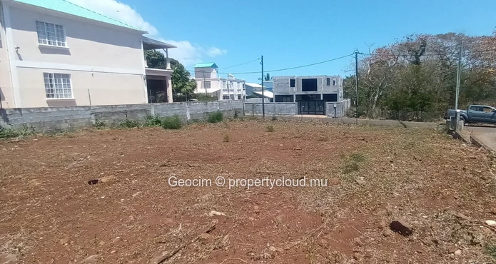 Albion Morc Berjeeraz residential plot of land 1185 sqm. (Sole Mandate)