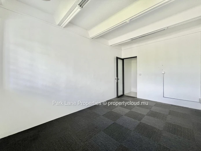 Your perfect 17 m² office: Nature, comfort & convenience in Phoenix