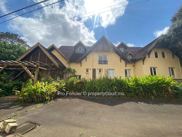 Office for rent in Trianon - Warm and Accessible 151 m² Office Space for Rent with Parking & Highway Access.