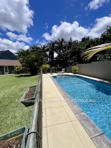 À vendre – Maison familiale avec piscine et écrin de verdure à Moka