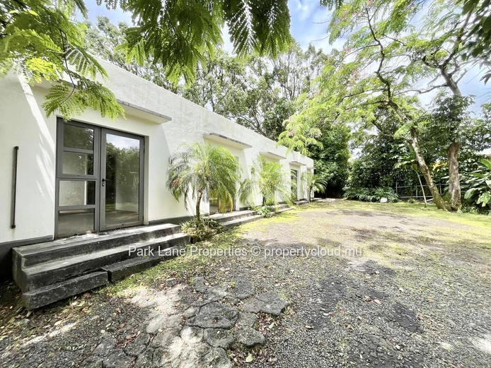 Two independent houses with commercial potential – Perfect for a large family or office space in Curepipe